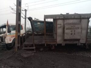 SECL korba में चलती goods train को एक truck ने मार दी टक्कर।